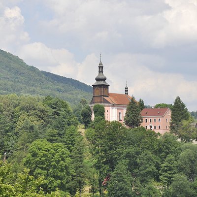 Dominanta obce Srbská Kamenice - farní komplex s kostelem sv. Václava