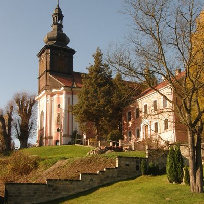 Pohled na kostel ze hřbitova