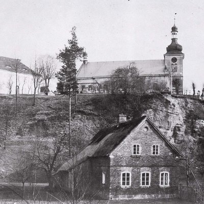 Pohled na areál kostela sv. Martina a fary v 60. letech 20. století