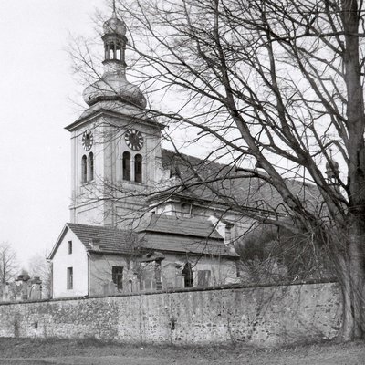 Pohled na kostel sv. Martina v roce 1965, patrná je také pozdně barokní kaple zesnulých (též kaple sv. Kříže) na hřbitově v těsném sousedství kostela