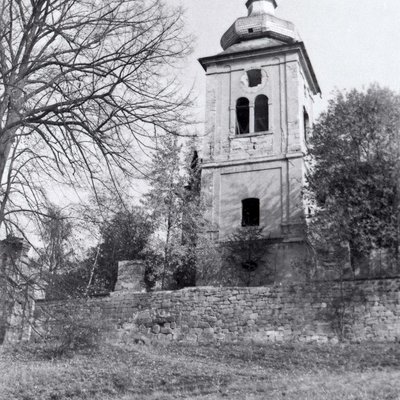 Pohled na věž kostela v roce 1965