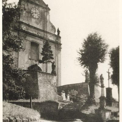 Historická fotografie průčelí kostela