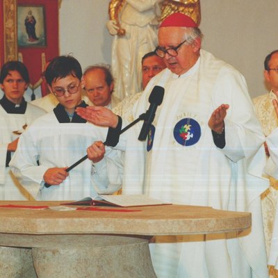 Záběr slavnostního svěcení kostela biskupem ThDr. Josefem Kouklem 7. října 2000