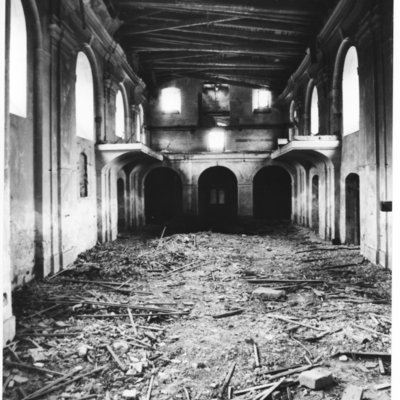 Interiér kostela v roce 1975