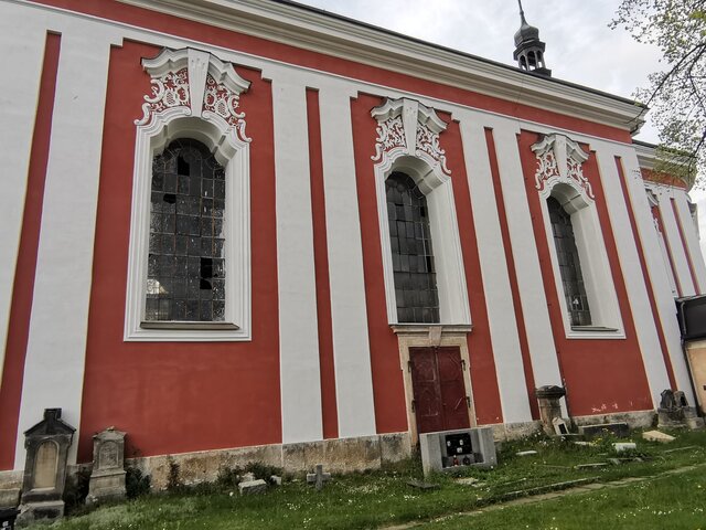 Arnoltice - kostel Nanebevzetí Panny Marie  - havarijní stav oken- jižní fasáda - VII. 2022