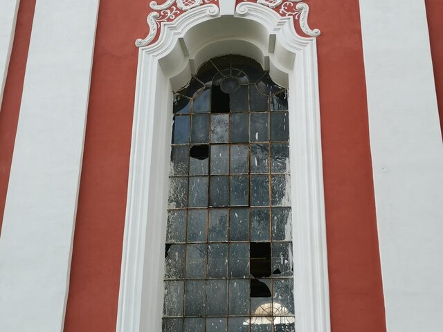 Arnoltice - kostel Nanebevzetí Panny Marie  - obnova oken - jižní fasáda - první okno vlevo v hl. lodi  v havarijním stavu  -IX. 2023
