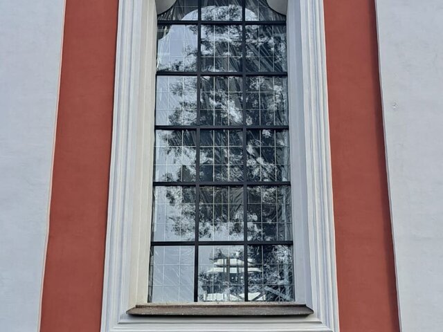 Arnoltice - kostel Nanebevzetí Panny Marie  - obnova oken - jižní fasáda - první okno vlevo v hl. lodi   -IX. 2023
