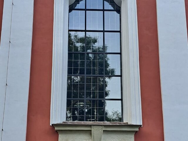 Arnoltice - kostel Nanebevzetí Panny Marie  - obnova oken - severní fasáda - prostřední okno  -IX. 2023