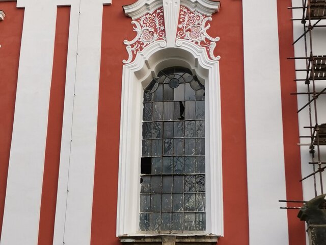 Arnoltice - kostel Nanebevzetí Panny Marie  - obnova oken - severní fasáda - prostřední okno v havarijním stavu -IX. 2023