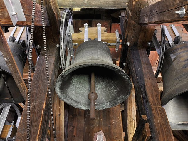 Zvony zavěšené ve zvonici