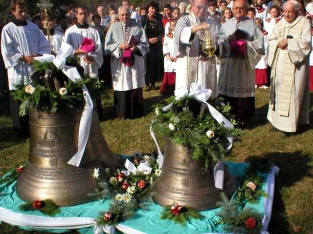 Žehnání nových zvonů v roce 2003