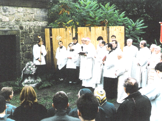 Žehnání zvonu sv. Petr při svěcení kostela v roce 2000