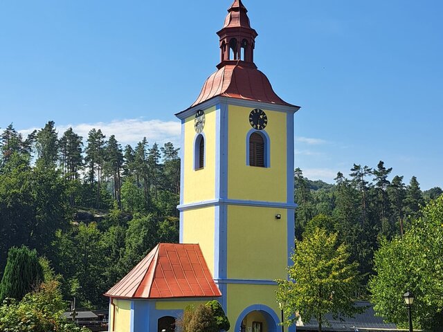 Zvonice u kostela sv. Petra a Pavla v Horním Prysku - stav po opravě fasády - pohled od severozápadu - VII. 2023