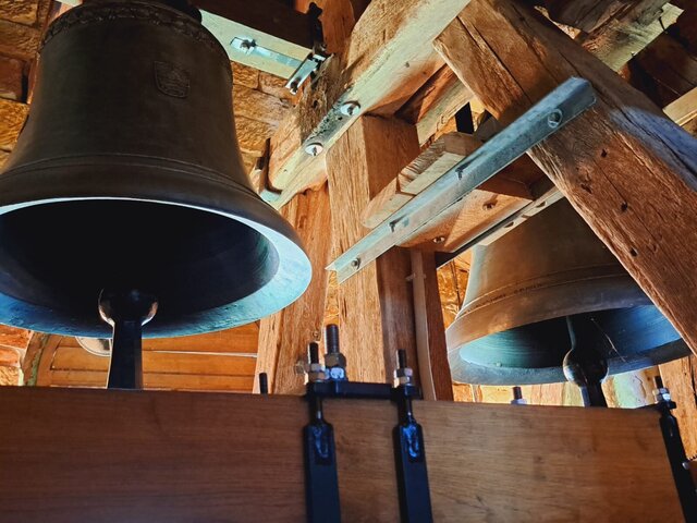 Horní Prysk - Nově instalované zvony ve zvonici včetně vybavení - nová břevna, nová tažná kola, nové motory - VIII. 2023