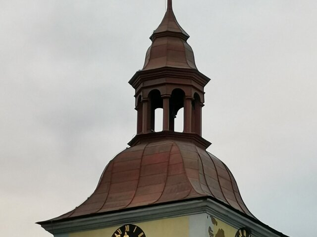Zvonice u kostela sv. Petra a Pavla v Horním Prysku - stav před opravou fasády - pohled od severozápadu - detail horní části- IX. 2022