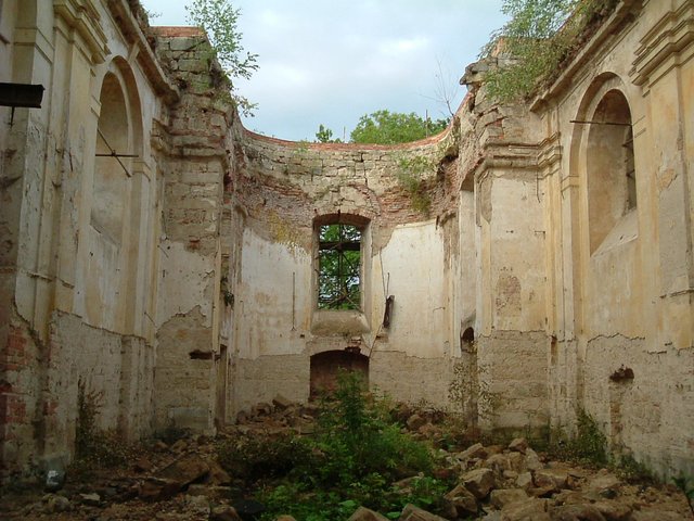 Pohled do lodi kostela směrem k presbytáři v roce 2002