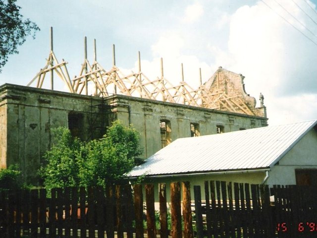 Začínající rekonstrukce kostela v roce 1996