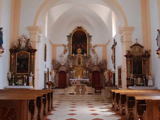 Nově opravený interiér kostela, hlavní a boční oltáře pocházejí z kostela Narození Panny Marie v Dubnici v Podještědí